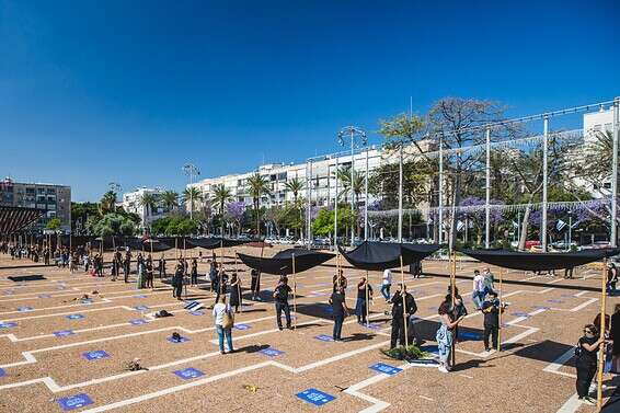 מיצג החופות השחורות // צילום: תומר פולטין